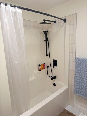Towels, soap, toilet paper - Modern Haven Retreat |3BR|2.5Bath|12min to WEM|10min to Big Lake &Lois Hole Park (Edmonton)