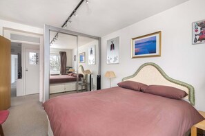 Iron/ironing board, Internet, bed sheets - 2BDR Highgate Apt with Balcony and Free Parking (Greater London)