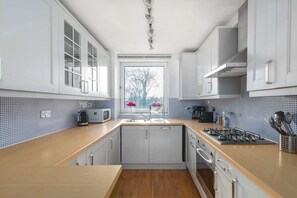 Fridge, microwave, oven, stovetop - 2BDR Highgate Apt with Balcony and Free Parking (Greater London)