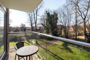 Property grounds - 2BDR Highgate Apt with Balcony and Free Parking (Greater London)
