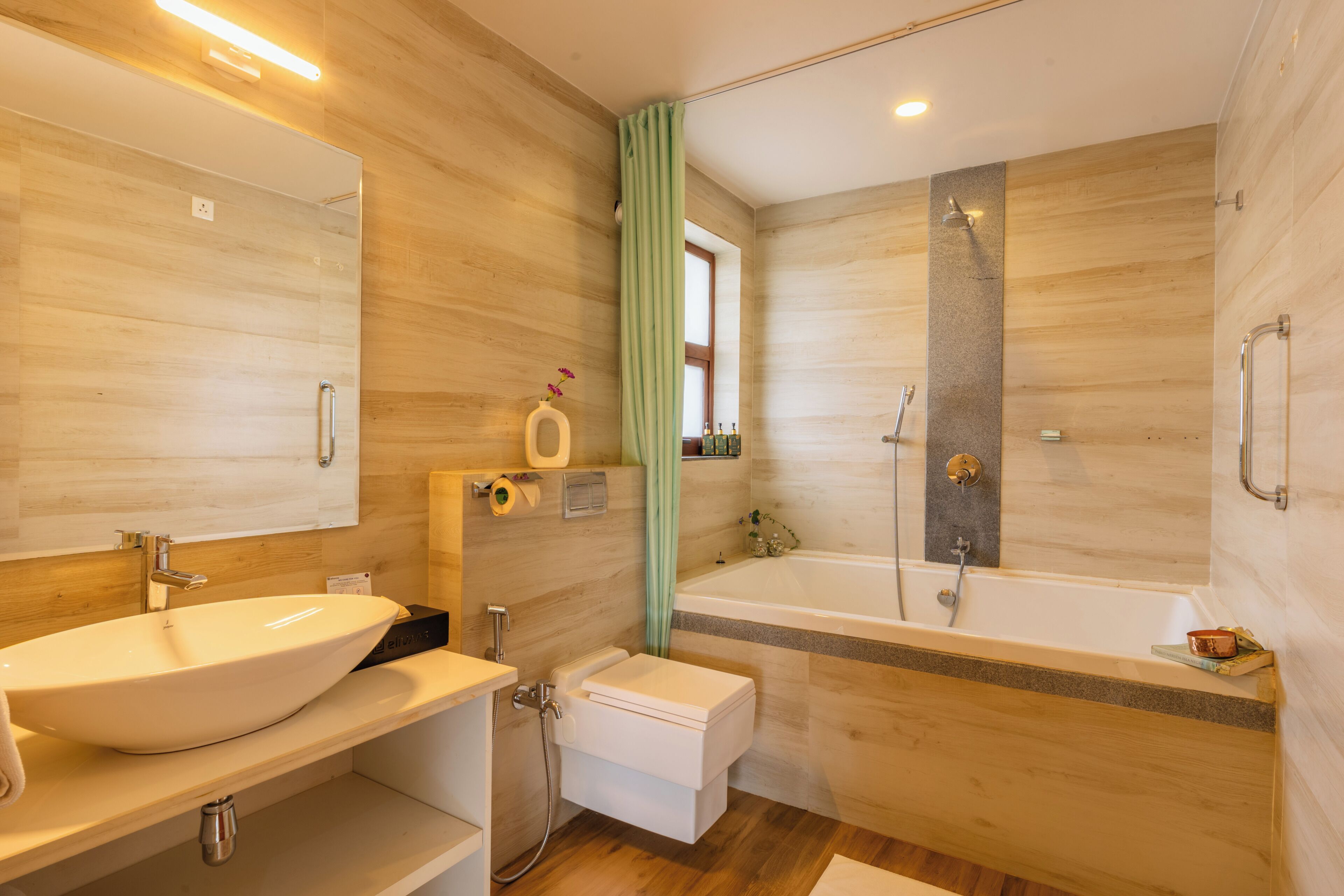 Villa Deluxe, balcón, vista a la ciudad | Baño | Pantuflas 