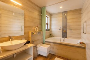 Villa Deluxe, balcón, vistas a la ciudad | Baño | Zapatillas