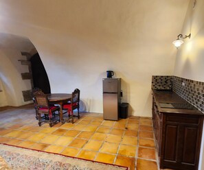 Kolmen hengen comfort-huone, näköala puutarhaan | Yksityinen keittiö