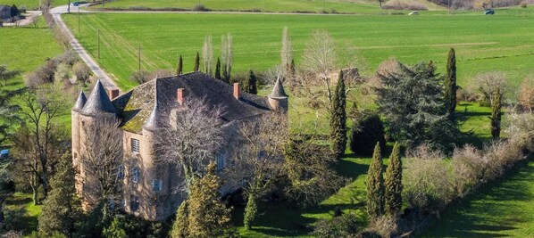 Vista frontal de la propiedad