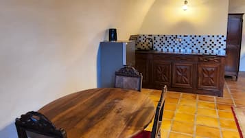 Comfort Triple Room, Garden View | Dining