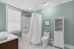Hair dryer, towels - Upper Carriage House at Wayne Estate (Savannah)