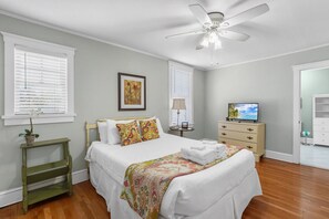 Iron/ironing board, travel cot, WiFi, bed sheets - Upper Carriage House at Wayne Estate (Savannah)