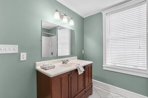 Hair dryer, towels - Upper Carriage House at Wayne Estate (Savannah)