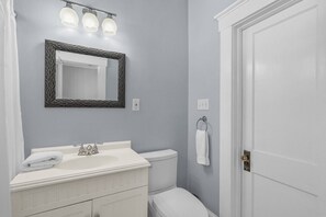 Hair dryer, towels - Upper Carriage House at Wayne Estate (Savannah)