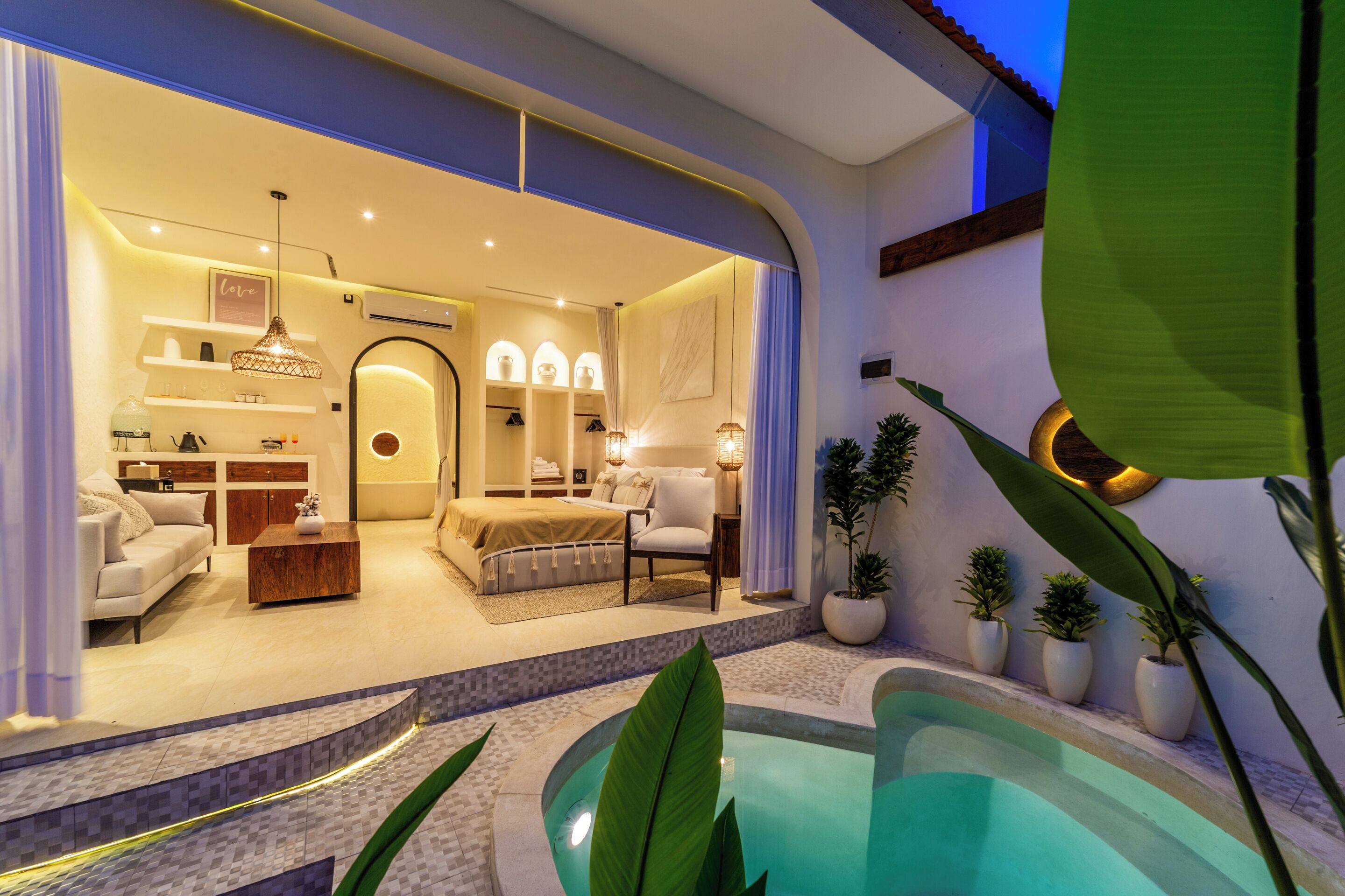 Una piscina al aire libre