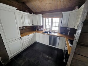Fridge, oven, dishwasher - Beautiful classic cabin with sauna and hot tub (Østby)