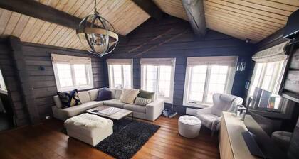 Beautiful classic cabin with sauna and hot tub