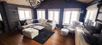 Beautiful classic cabin with sauna and hot tub