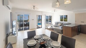 Una cucina moderna con angolo ristoro, divano e vista all'esterno.