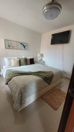 2 slaapkamers, een strijkplank/strijkijzer, internet, beddengoed