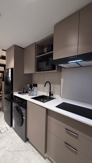Fridge, microwave - 101 tara-JRE Jabal Al Lweibdeh duplex apartment (Amman)