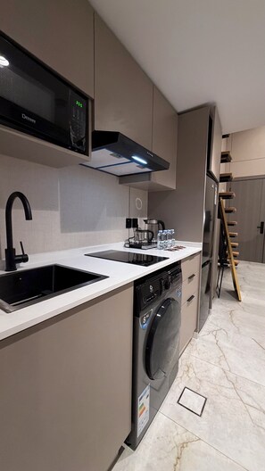 Fridge, microwave - 102 tara-JRE Jabal Al Lweibdeh duplex apartment (Amman)
