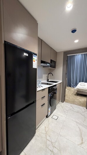 Fridge, microwave - 103 tara-JRE Jabal Al Lweibdeh duplex apartment (Amman)