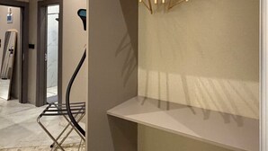 Una habitación con armario empotrado, espejo y una silla.