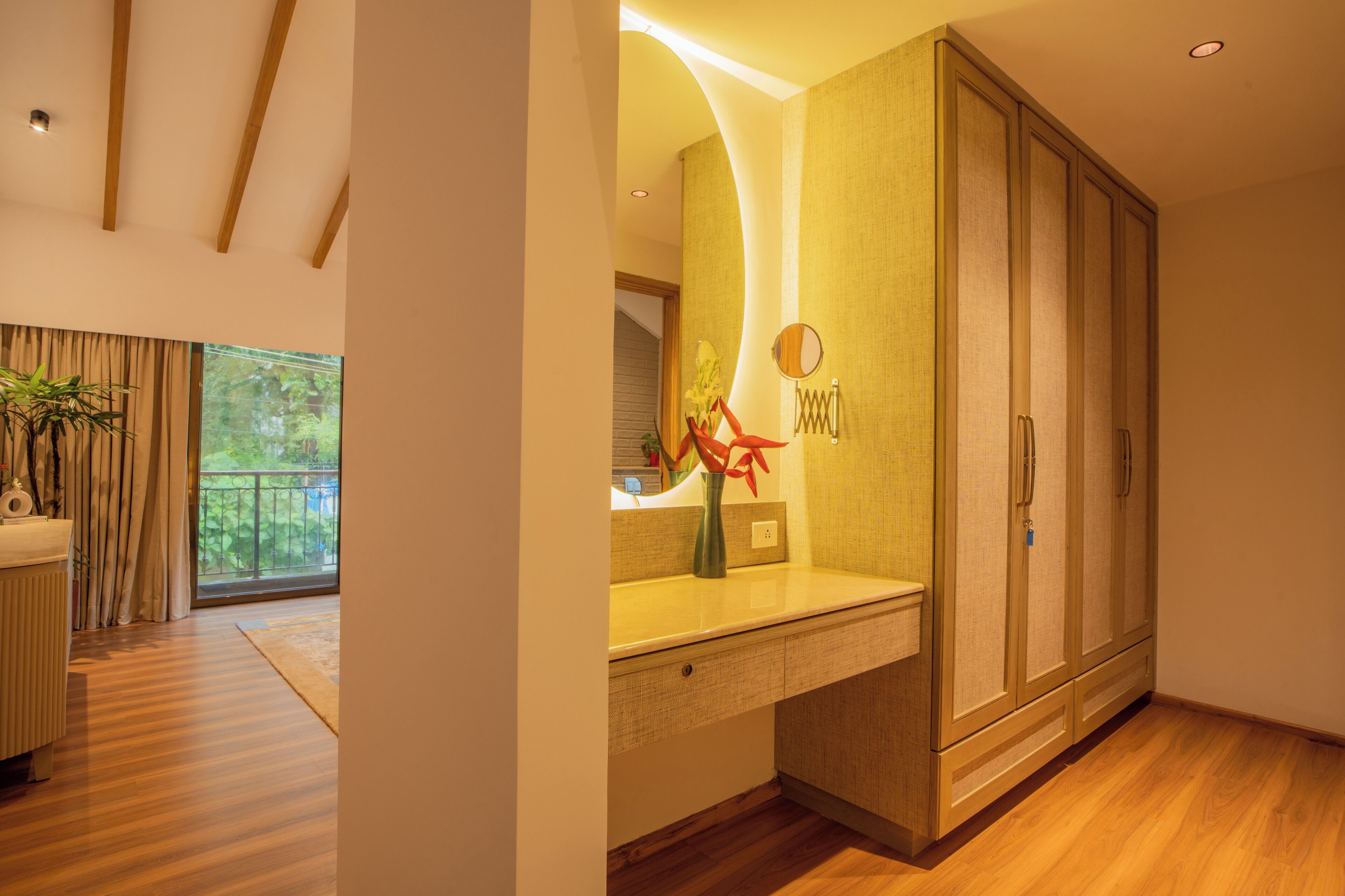 Un baño moderno con un tocador de madera, un espejo y un armario grande.