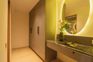 Villa de lujo, balcón, vista a la ciudad | Interior