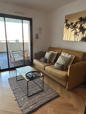 Living area - PORTICCIO center Magnificent T2 with view (Grosseto-Prugna)