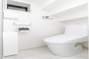 Haartrockner, Bidet, Handtücher, Seife
