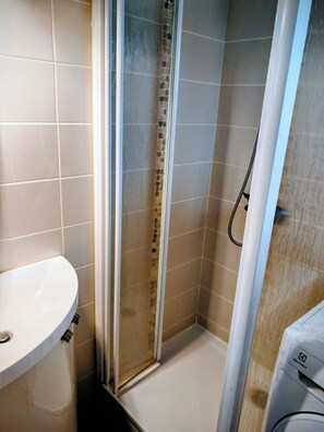 Dusche, Haartrockner, Handtücher, Seife