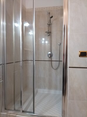 Dusche, Haartrockner, Bidet, Handtücher