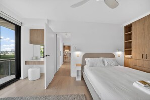 2 bedrooms, iron/ironing board, travel cot, free WiFi - North Bondi Village Living, Walk to Cafés & Dining (North Bondi)