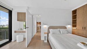 2 chambres, bureau, fer et planche à repasser, lit parapluie