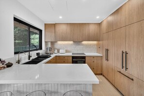 Fridge, microwave, oven, stovetop - North Bondi Village Living, Walk to Cafés & Dining (North Bondi)