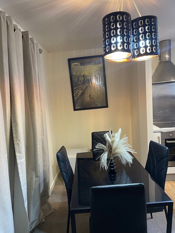 Room, 1 Bedroom, Accessible | Dining room