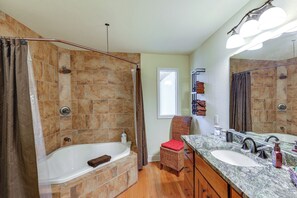 Hair dryer, towels - On 80 Acres! Rural 'Sunset Lodge' in Hot Springs (Hot Springs)