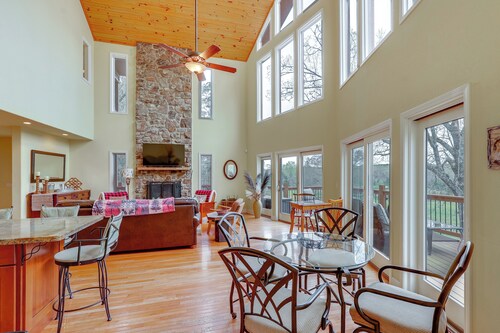 On 80 Acres! Rural 'Sunset Lodge' in Hot Springs