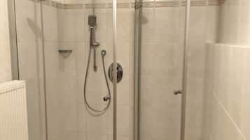 Dusche, Haartrockner, Bidet, Handtücher