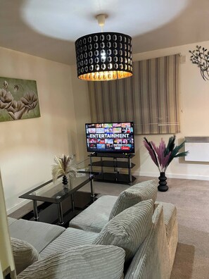 Living area - Room-modern Room w Fastwifi, Netflix Kit (Wolverhampton)