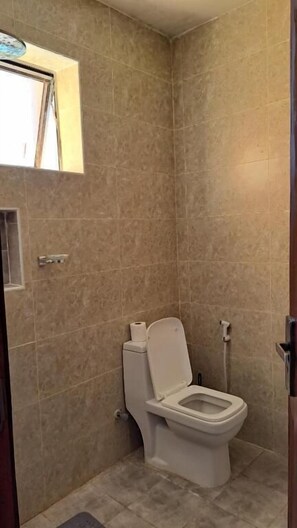 Deluxe Apartment, Balcony | Bathroom | Free toiletries, towels, soap, toilet paper - Casa Marabella (Diani Beach)