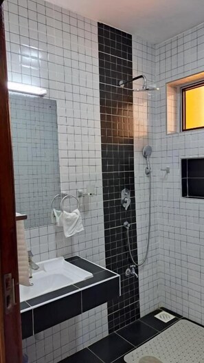 Deluxe Apartment, Balcony | Bathroom | Free toiletries, towels, soap, toilet paper - Casa Marabella (Diani Beach)