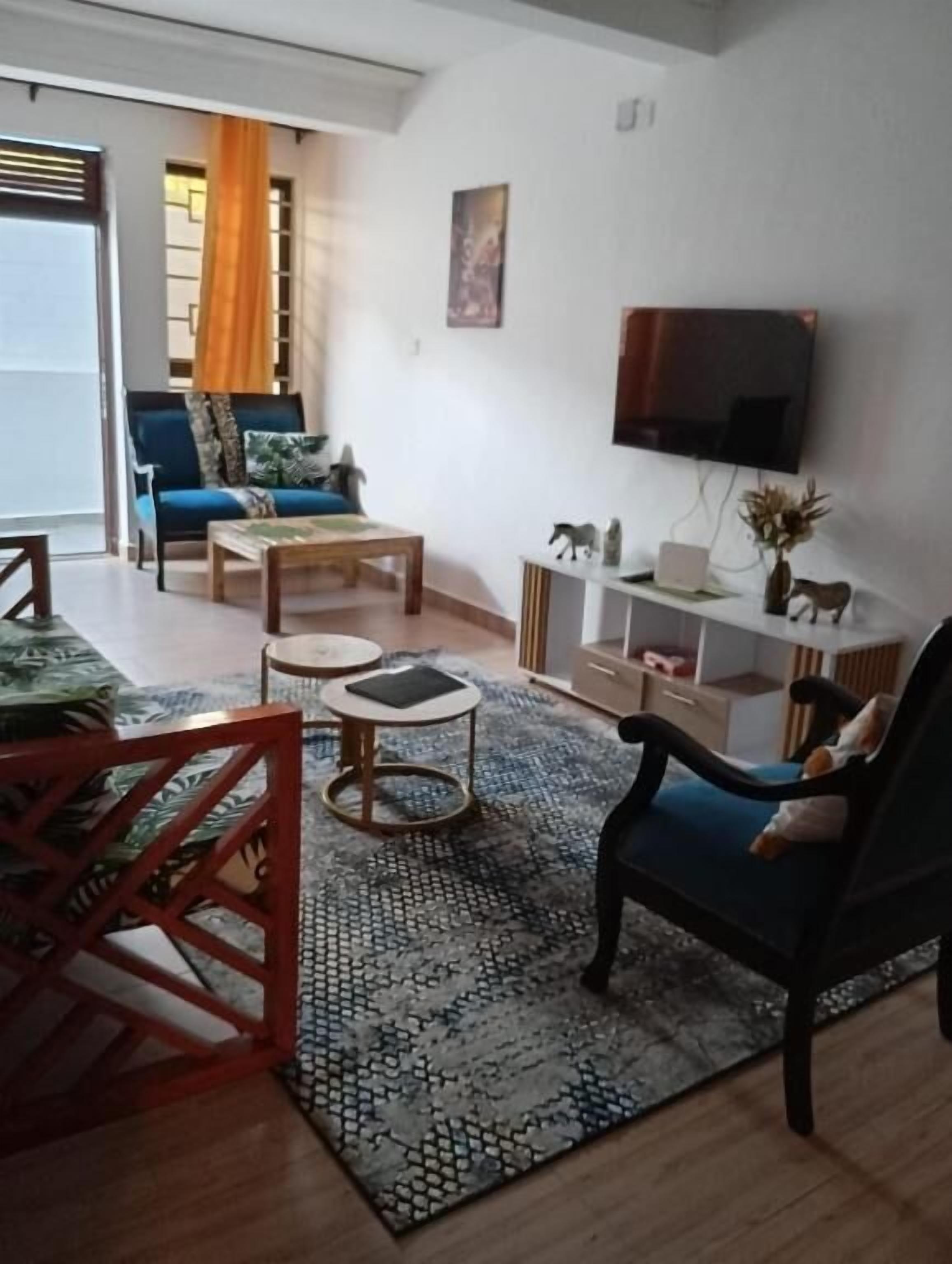 Departamento estándar, balcón | Área de sala de estar | Televisión 