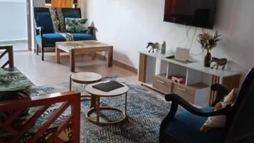 Departamento estándar, balcón | Área de sala de estar | Televisión
