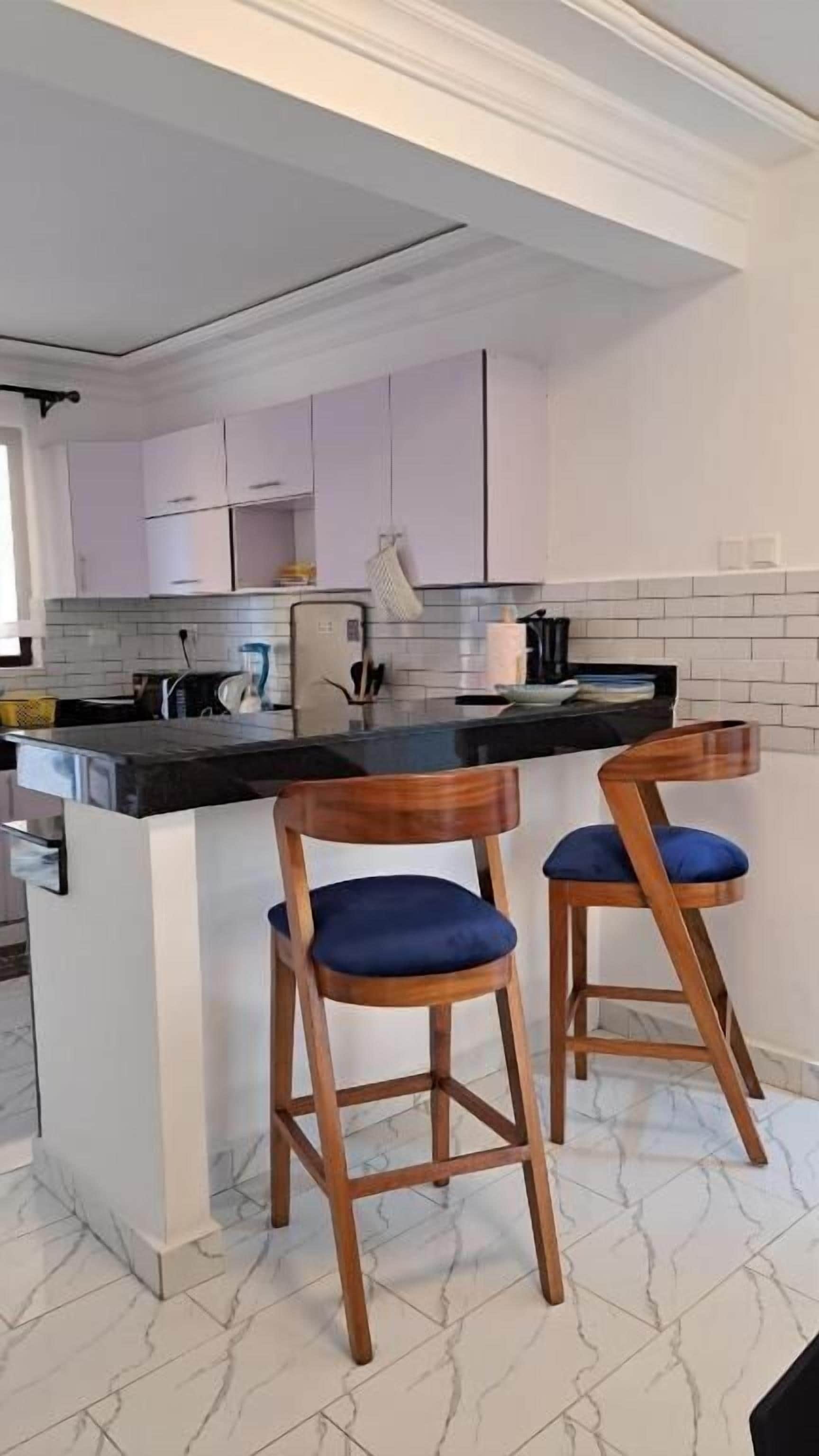 Refrigerador, microondas, placa de cocina, utensilios de cocina