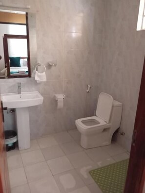 Standard Apartment, Balcony | Bathroom | Free toiletries, towels, soap, toilet paper - Casa Marabella (Diani Beach)