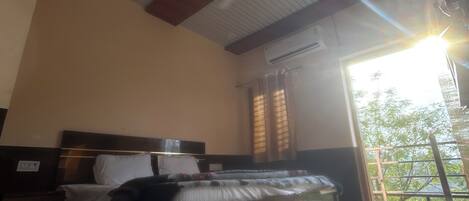 Deluxe Double Room, Balcony, City View | Interior
