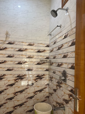 Deluxe Double Room, Balcony, City View | Bathroom - hotel namo inn (Mathura)