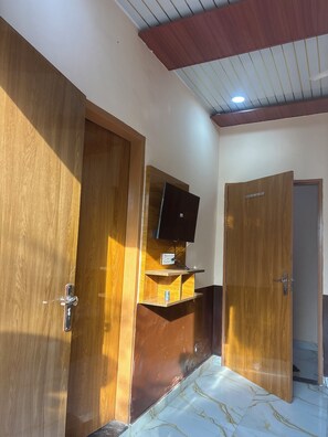 Deluxe Double Room, Balcony, City View | Interior - hotel namo inn  (Mathura)