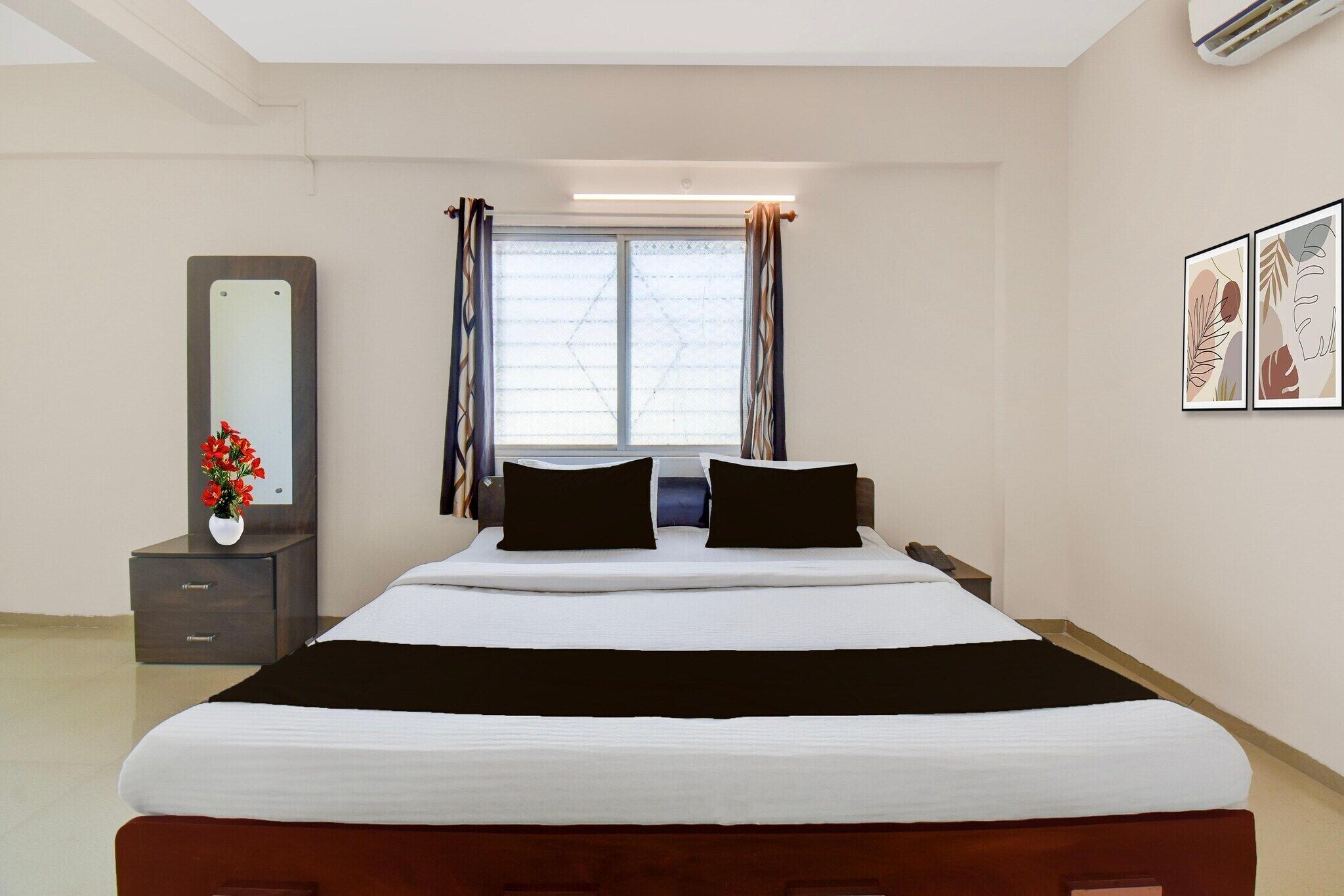 1 bedroom, desk, bed sheets