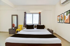 1 bedroom, desk, bed sheets