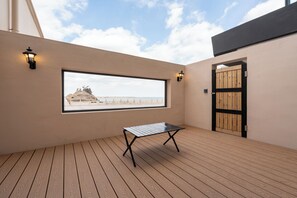 Quarto casal standard, sacada, vista parcial para o oceano | Parte interna