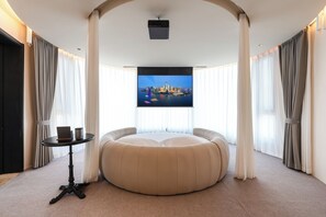 Luxury Double Room | Blackout drapes, iron/ironing board, free WiFi, bed sheets - Bay Four Seasons Castle Hotel (Weihai)